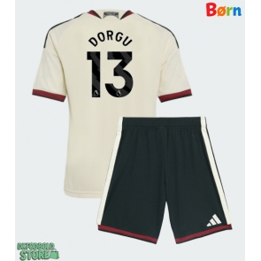 Manchester United Patrick Dorgu #13 Replika Babytøj Tredje sæt Børn 2026-27 Kortærmet (+ Korte bukser)
